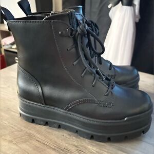 🌺🌸🌻UGGS Platform combat boots size 6✨